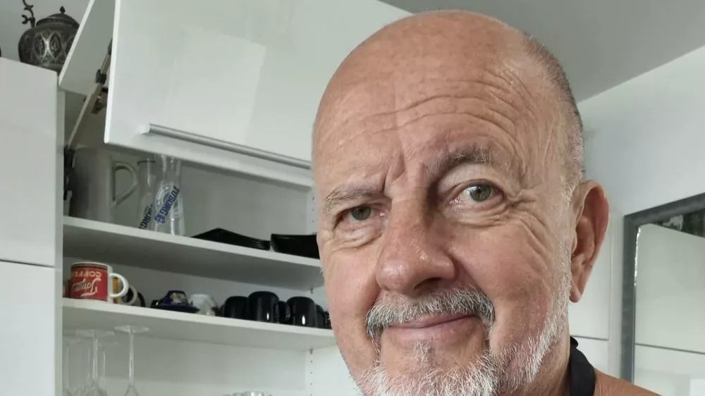Zmago Jelinčič se je v kuhinji slikal s predpasnikom kitajskega podjetja Hisense, koliko so mu za to akcijo plačali pa ni jasno. 