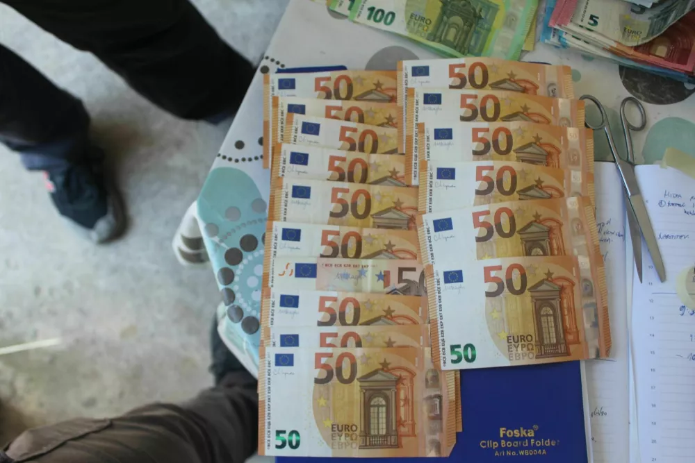 V hi&scaron;ni preiskavi so 70-letniku zasegli večjo količino droge in denarja.