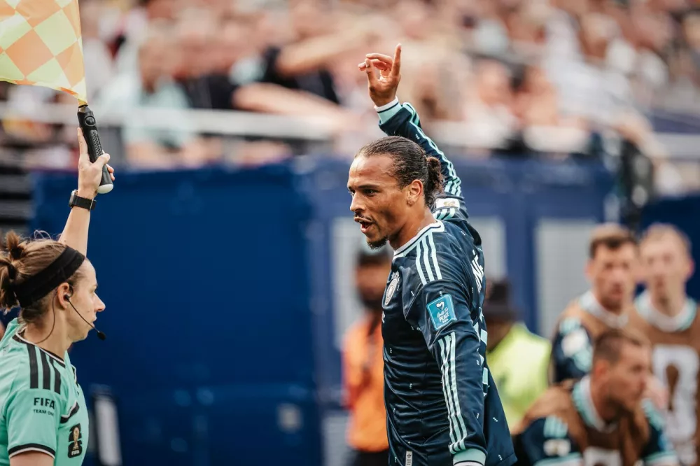 Fu&szlig;ball Herren FIFA Fu&szlig;ball-Weltmeisterschaft 2026 Gruppe E Ecuador vs. Deutschland 25.06.2026 Leroy Sane 19, Deutschland fordert von Linienrichterin Brooke Mayo USA Einwurf New Jersey New York New Jersey Stadion New Jersey United States of America *** Men s Soccer 2026 FIFA World Cup Group E Ecuador vs. Germany June 25, 2026 Leroy San&eacute; 19, Germany challenges the call by lineswoman Brooke Mayo USA Throw-in New Jersey New York New Jersey Stadium New Jersey United States of America,Image: 1112533865, License: Rights-managed, Restrictions:, Model Release: no 