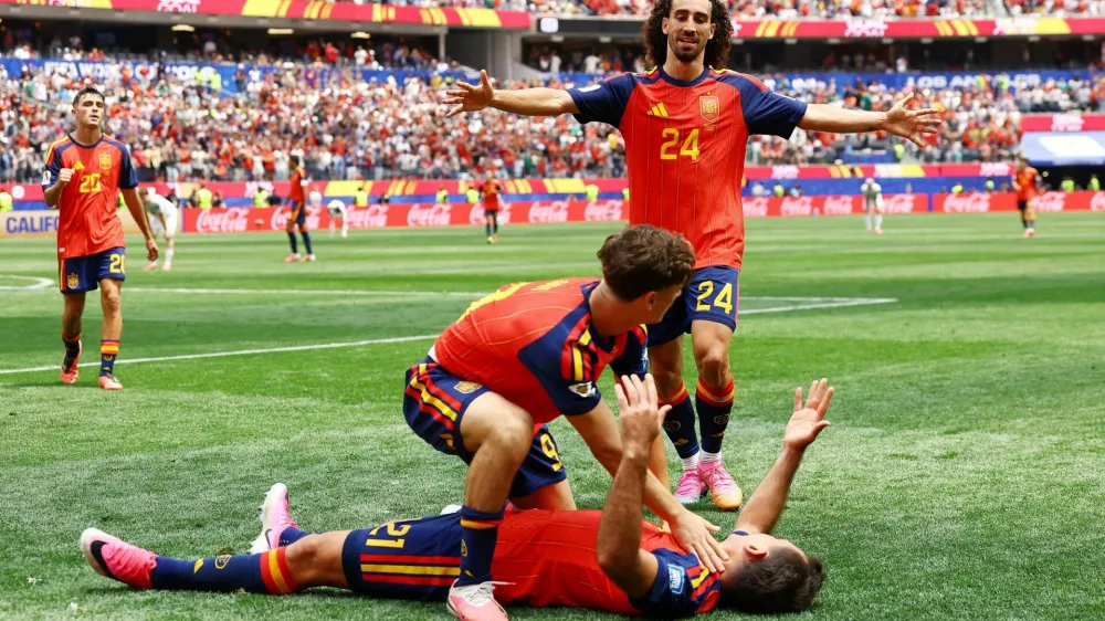 Soccer Football - FIFA World Cup 2026 - Round of 32 - Spain v Austria - Los Angeles Stadium, Inglewood, California, U.S. - July 2, 2026 Spain's Mikel Oyarzabal celebrates scoring their third goal with Gavi and Marc Cucurella REUTERS/Lisi Niesner   TPX IMAGES OF THE DAY