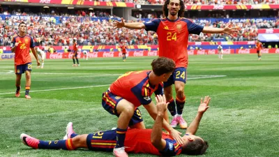 Soccer Football - FIFA World Cup 2026 - Round of 32 - Spain v Austria - Los Angeles Stadium, Inglewood, California, U.S. - July 2, 2026 Spain's Mikel Oyarzabal celebrates scoring their third goal with Gavi and Marc Cucurella REUTERS/Lisi Niesner   TPX IMAGES OF THE DAY