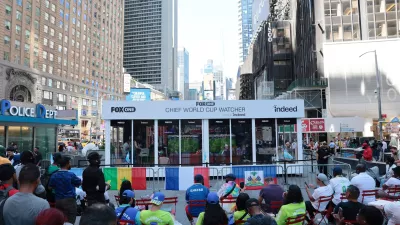 NEW YORK, NEW YORK - JUNE 16: People look on as Austin Franklin and Kevin Akoto, FOX One Chief World Cup Watchers, watch the Senegal versus France World Cup match in Times Square on June 16, 2026 in New York City. Franklin and Akoto, two content creators, were amongst the thousands of applicants who uploaded videos on social media pitching for the role of World Cup Watchers, who applied to watch 104 games at this World Cup in a custom-built viewing cube in the heart of Times Square. (Photo by Michael M. Santiago/Getty Images) / Foto: Michael M. Santiago