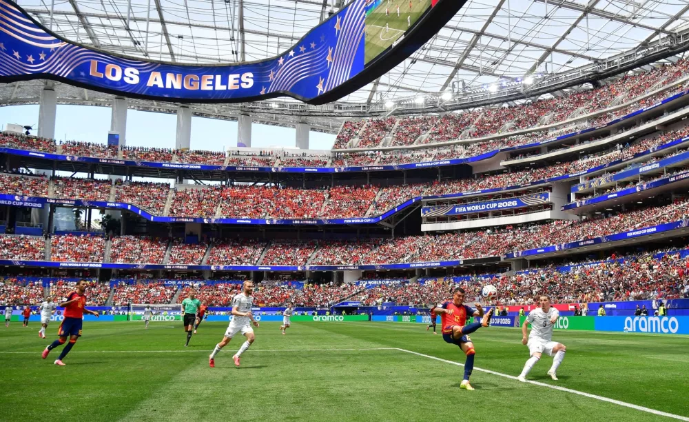 Soccer Football - FIFA World Cup 2026 - Round of 32 - Spain v Austria - Los Angeles Stadium, Inglewood, California, U.S. - July 2, 2026 Spain's Pedro Porro in action with Austria's Marcel Sabitzer IMAGN IMAGES via Reuters/Gary Vasquez  TPX IMAGES OF THE DAY / Foto: Gary Vasquez