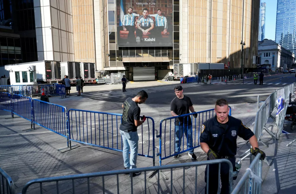 Workers install metal barricades at Madison Square Garden, ahead of a reported wedding between singer Taylor Swift and National Football League (NFL) player Travis Kelce, in New York City, U.S., July 2, 2026. REUTERS/David Dee Delgado