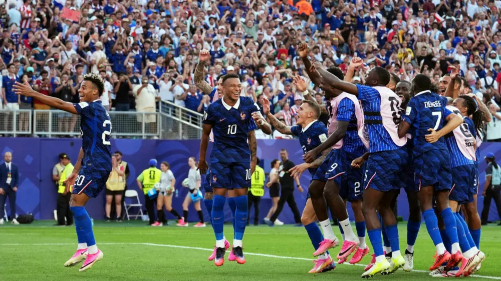 Soccer Football - FIFA World Cup 2026 - Round of 16 - Paraguay v France - Philadelphia Stadium, Philadelphia, Pennsylvania, U.S. - July 4, 2026 France's Desire Doue, Kylian Mbappe and teammates celebrate after the match IMAGN IMAGES via Reuters/James Lang   TPX IMAGES OF THE DAY