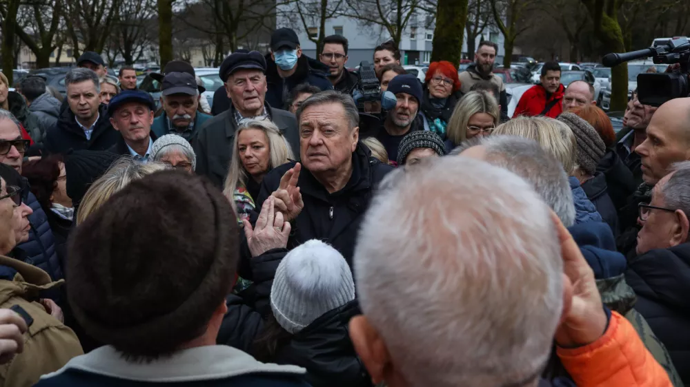 - Zoran Janković, Župan Mestne Občine Ljubljana.- 29.01.2026. - Terenski sestanek Župana MOL s prebivalci &Scaron;tepanjskega naselja zaradi spremenjenega režima parkiranja v naselju.&Scaron;tepanjsko naselje, parkiranje, pomanjkanje parkiri&scaron;č.//FOTO: Bojan Velikonja