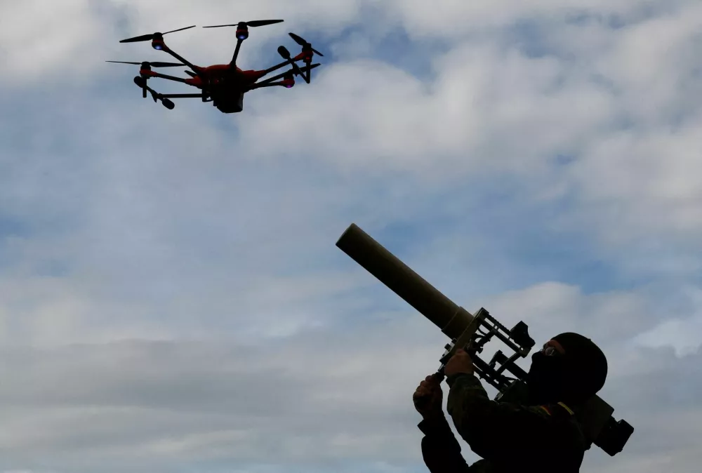 A soldier of the German armed forces demonstrates a HP 47 drone jammer during the defence exercise "Red Storm Bravo" in which civilian and military coordination is trained and led by German army Bundeswehr in Hamburg, Germany, September 26, 2025. REUTERS/Lisi Niesner   TPX IMAGES OF THE DAY