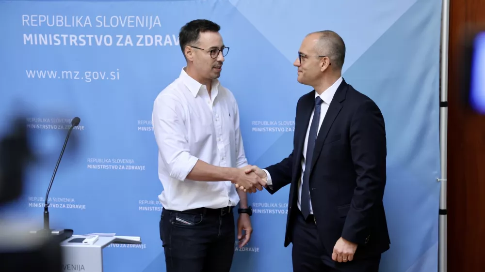 Plačni spor s politično agendo?