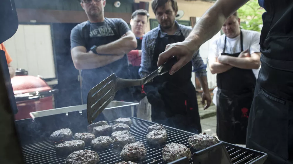 Hamburgerji kobe style- 30.05.2015 - Akademija peke na žaru - Gurmanska KOBE akademija, kulinarika - gastronomija - hrana - žar - ro&scaron;tilj - kuharstvo///FOTO: Luka Cjuha
