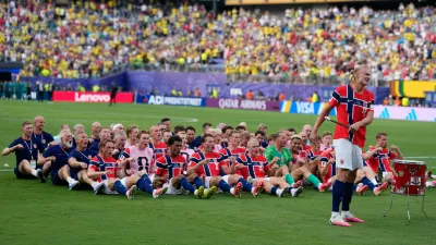 Norway's Erling Haaland (9) leads the team as they participate in a viking boat row after the World Cup round of 16 soccer match between Brazil and Norway in East Rutherford, N.J., near New York, Sunday, July 5, 2026. (AP Photo/Frank Franklin II)