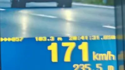 Voznik je po avtocesti divjal s hitrostjo 171 kilometrov na uro. 