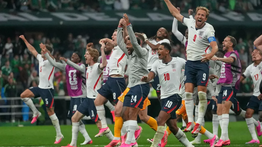 England players celebrate after winning the World Cup round of 16 soccer match between Mexico and England in Mexico City, Sunday, July 5, 2026. (AP Photo/Eduardo Verdugo)