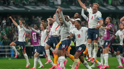 England players celebrate after winning the World Cup round of 16 soccer match between Mexico and England in Mexico City, Sunday, July 5, 2026. (AP Photo/Eduardo Verdugo)