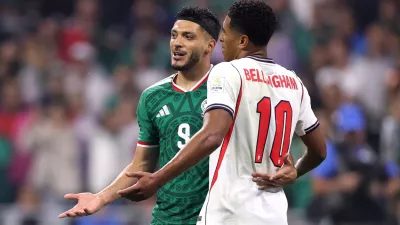 Soccer Football - FIFA World Cup 2026 - Round of 16 - Mexico v England - Estadio Azteca, Mexico City, Mexico - July 5, 2026 England's Jude Bellingham with Mexico's Raul Jimenez after Jarell Quansah is sent off after a VAR review REUTERS/Raquel Cunha