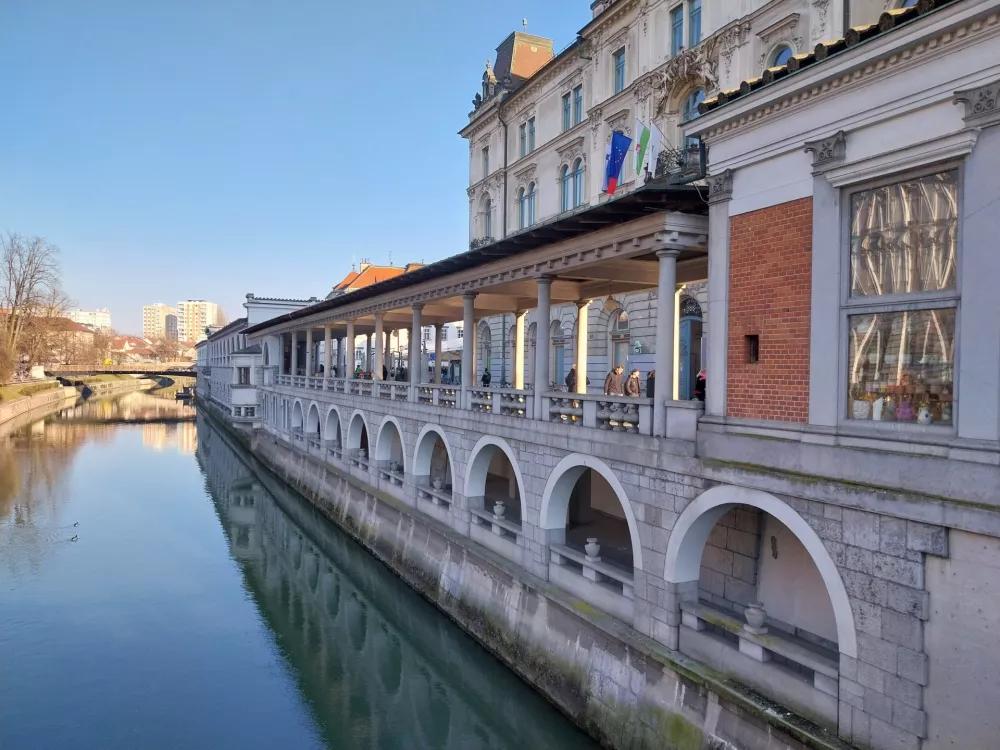 Plečnikove arkade - Ljubljanica - Plečnikove tržnice - nekdanji gostinski lokal Ribica / Foto: Vanja Brkić