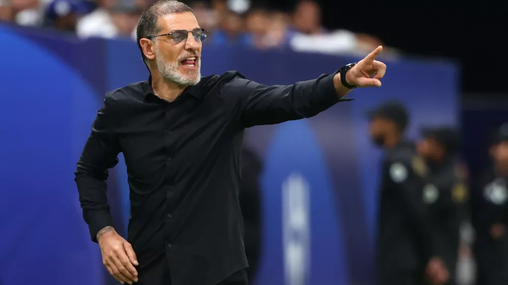 Fateh's Croatian coach Slaven Bilic speaks to his players during the Saudi Pro League football match between Al-Hilal and Al-Fateh at the Kingdom Arena stadium in Riyadh on April 26, 2024.,Image: 868147458, License: Rights-managed, Restrictions:, Model Release: no 