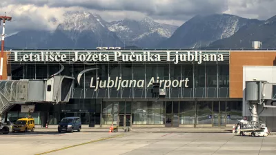 Pogled na ljubljansko letališče s pristajalne steze.
