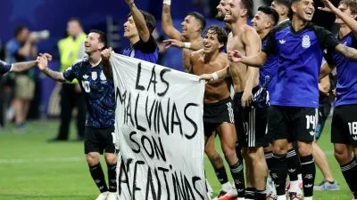 Soccer Football - FIFA World Cup 2026 - Semi Final - England v Argentina - Atlanta Stadium, Atlanta, Georgia, U.S. - July 15, 2026 Argentina's Lisandro Martinez and Giovani Lo Celso celebrate with a Falkland Islands related banner after the match as Argentina qualify for the final of the World Cup REUTERS/Amanda Perobelli   TPX IMAGES OF THE DAY