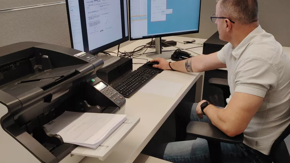 V novem centralnem dokumentacijskem in digitalizacijskem centru v Celju se bodo skenirala vsa sodna pisanja za vsa slovenska sodi&scaron;ča. F Mojca Marot