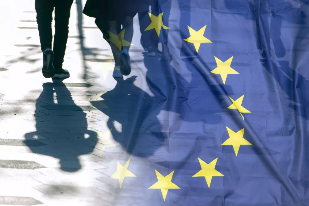 EU or European Union Flag and shadows of people, concept political picture / Foto: Alxeypnferov Getty Images
