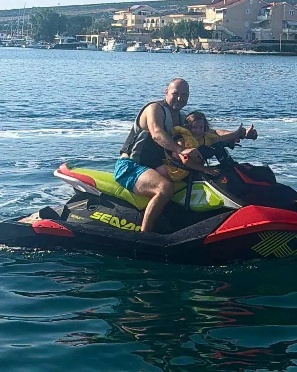 Minister Jernej Vrtovec ljubi hitre &scaron;porte, na sliki vozi vodni skuter s svojo hčerko. 
