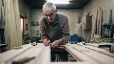 Close up shot of old master carpenter working in his woodwork or workshop / Foto: Duxx Getty Images/istockphoto
