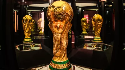 Pokal, ki je razstavljen na stadionu v Monterreyu v Mehiki. Slika je nastala v sobot. 