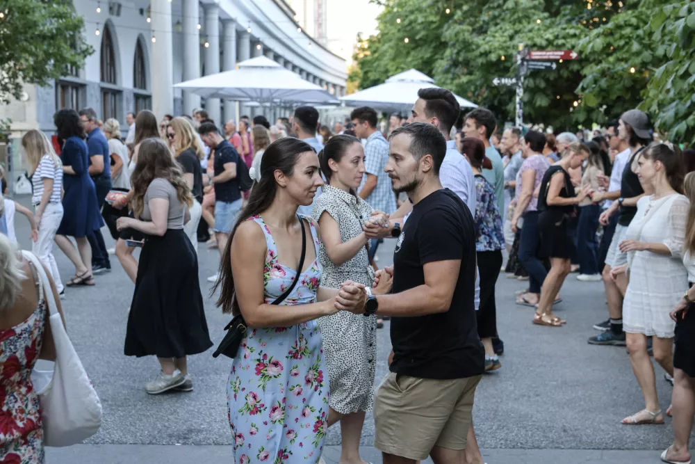 (REPORTAŽA) Poletni utrip v Ljubljani: Ko se neznanci spremenijo v plesne partnerje