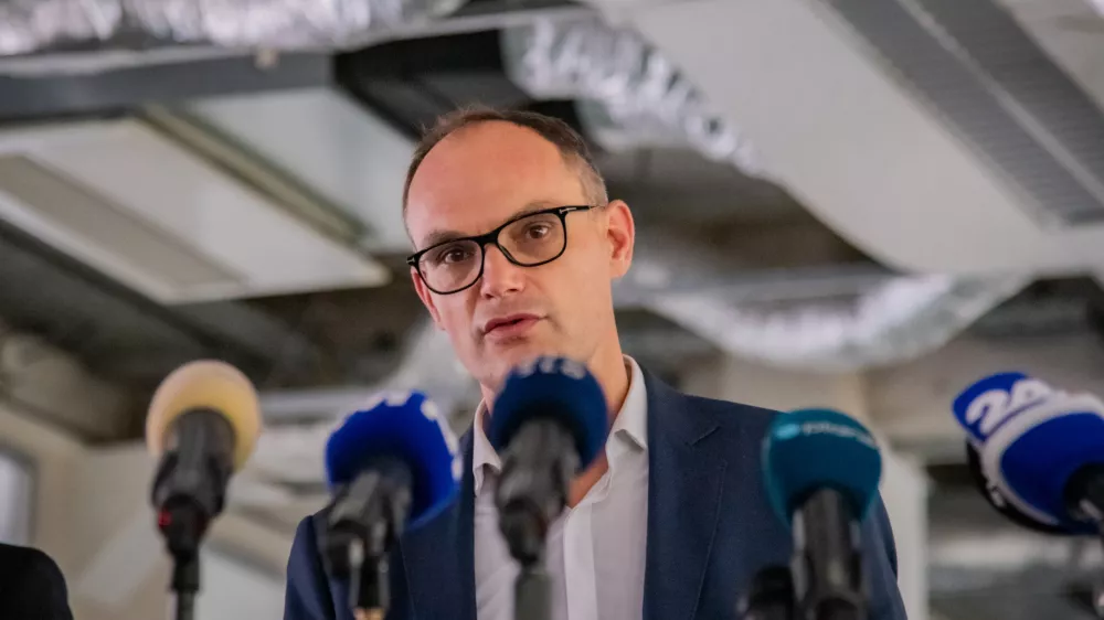 Ljubljana, prostori Ministrstva za pravosodje na Litijski cesti.Novinarska konferenca ministra za pravosodje Mihaela Zupancica in predsednika Demokratov ter ministra za gospodarstvo, delo in sport Anzeta Logarja o predlogu zakona o specializiranih organih za obravnavo korupcijskih kaznivih dejanj in organiziranega kriminala.Gospodarski minister Anze Logar