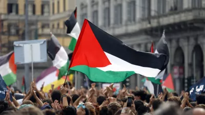 22 September 2025, Italy, Rome: People hold flags and banners during the total strike for Palestine in Rome. Photo: Cecilia Fabiano/LaPresse via ZUMA Press/dpa