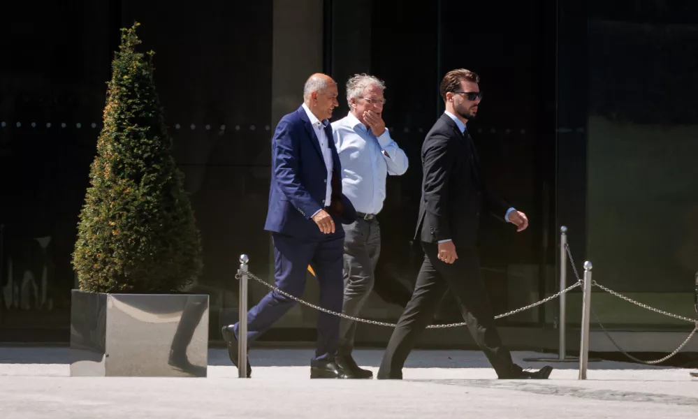Brdo pri Kranju, Kongresni center Brdo.Predsedniki strank vladajoce koalicije, clani vlade ter koalicijski poslanci so se sestali na koalicijskem vrhu, na katerem so predstavili normativni nacrt dela vlade do konca leta.