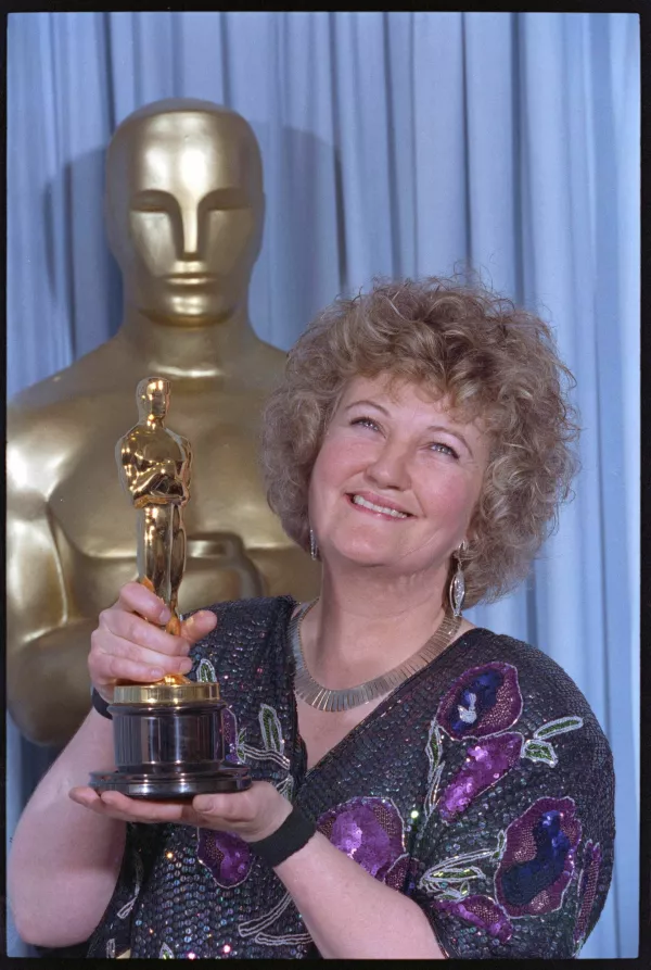 FILE PHOTO: Brenda Fricker holds up her Oscar after winning the Best Supporting Actress category at Academy Awards. March 26, 1990 REUTERS/Blake Sell/File Photo