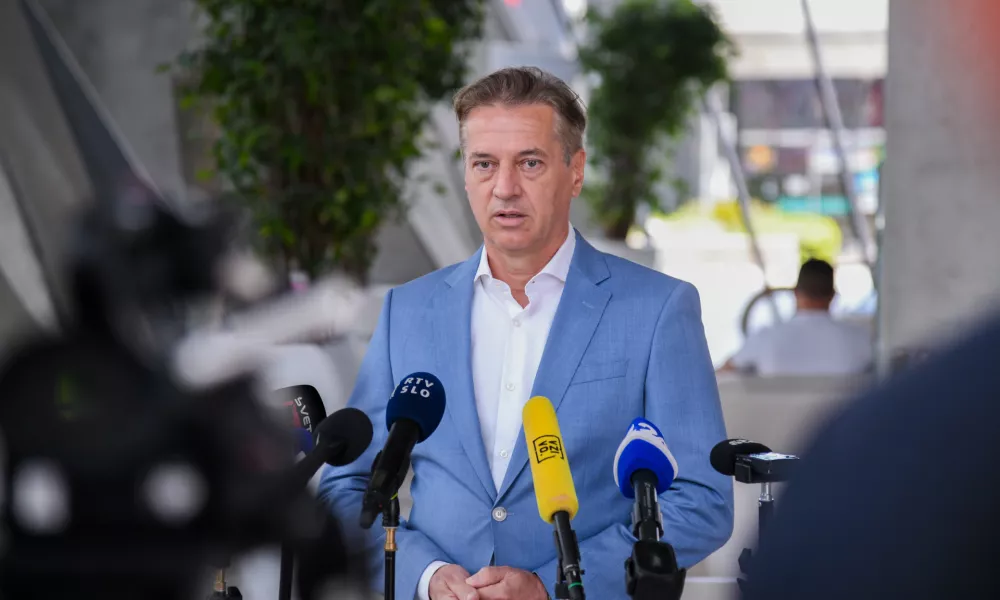 Ljubljana, Kristalna palaca.Novinarska konferenca predsednika stranke Svoboda Roberta Goloba, na kateri je napovedal vlado v senci.