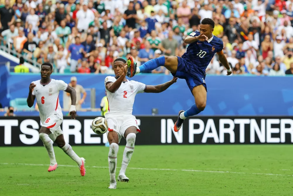 Soccer Football - FIFA World Cup 2026 - Bronze Final - France v England - Miami Stadium, Miami Gardens, Florida, U.S. - July 18, 2026 France's Kylian Mbappe in action with England's Ezri Konsa REUTERS/Carlos Barria / Foto: Carlos Barria