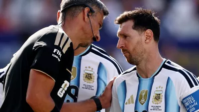 Soccer Football - FIFA World Cup 2026 - Final - Spain v Argentina - New York/New Jersey Stadium, East Rutherford, New Jersey, U.S. - July 19, 2026 Argentina's Lionel Messi remonstrates with referee Slavko Vincic REUTERS/Lee Smith / Foto: Lee Smith