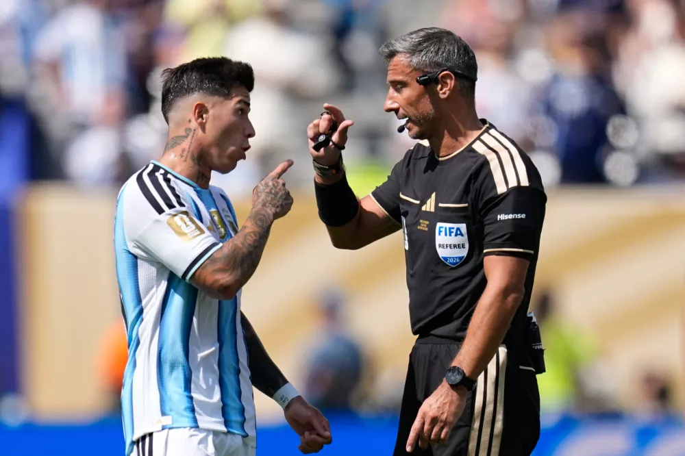 Argentina's Enzo Fernandez speaks to Referee Slavko Vincic, of Slovenia, during the World Cup final soccer match between Spain and Argentina in East Rutherford, N.J., near New York, Sunday, July 19, 2026. (AP Photo/Ashley Landis) / Foto: Ashley Landis