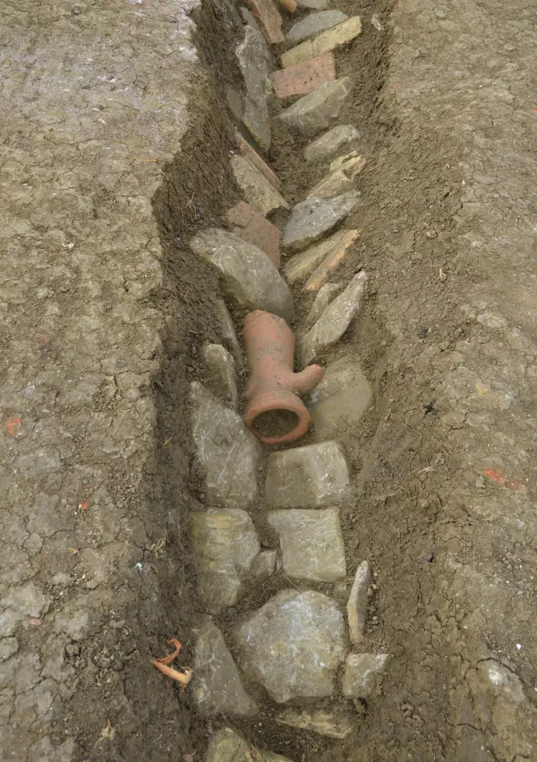 detajl konstrukcije rimskodobnega drenažnega jarka, Dekani, drugi tir, ZVKDS, Center za preventivno arheologijo / Foto: T. Nanut/zvkds