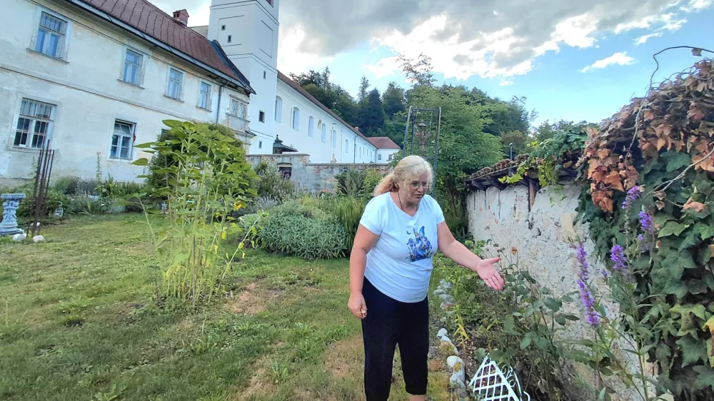 Sabina Gro&scaron;elj, sicer lastnica znamke Vrt zdravilnih rastlin. Čeprav ji delo pogosto otežujejo voluharji, su&scaron;a in pomanjkanje denarja, pravi, da vrt živi &ndash; in da rastline vedno povedo, kam želijo iti.