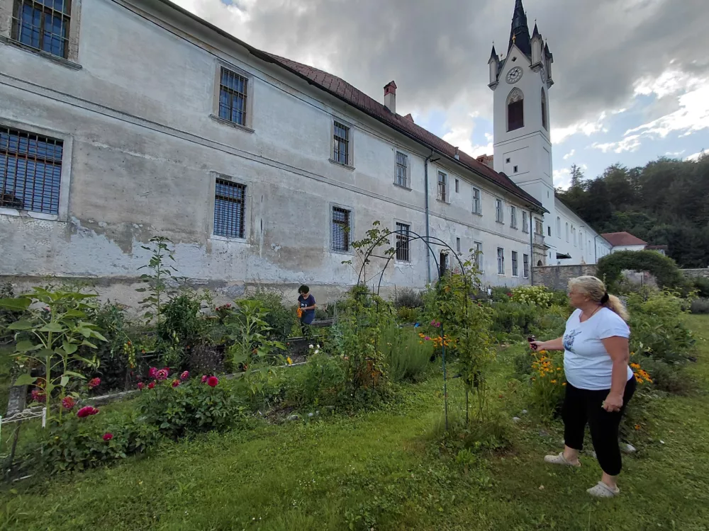 Med sprehodom po vrtu je Sabina Gro&scaron;elj trgala odmrle cvetove in iskala &scaron;kodo, ki jo povzročajo voluharji. 