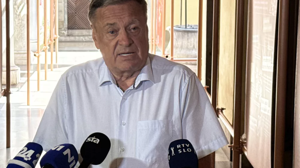 Ljubljana, mestna hisa.Novinarska konferenca Mestne obcine Ljubljana, na kateri je zupan Zoran Jankovic spregovoril o aktualnih zadeva, podzupan Rok Znidarsic pa je predstavil urbanisticno vizijo razvoja Ljubljane do leta 2045 in popeljal po razstavi Supermesto.Foto: STA