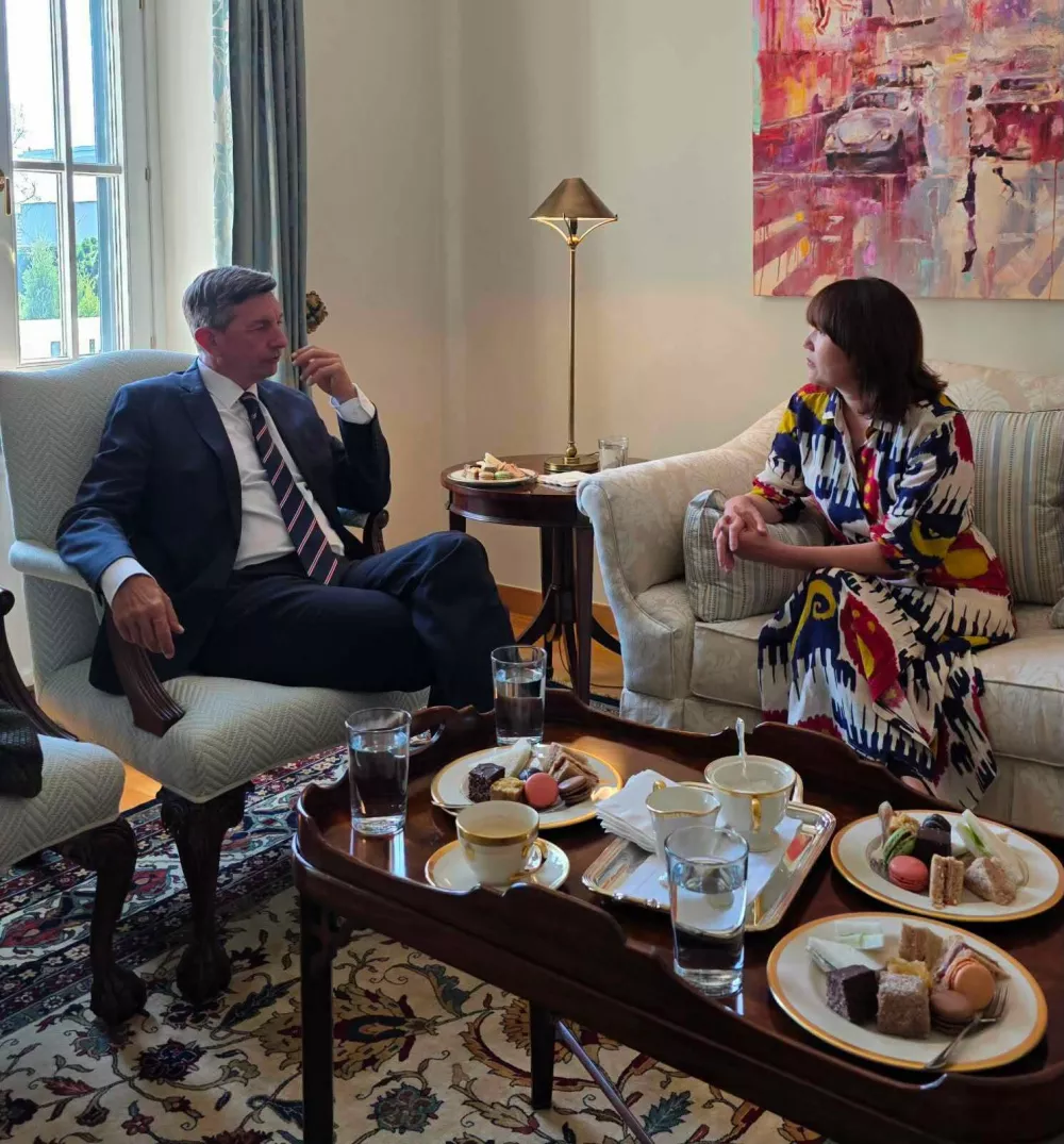 Skrivnost srečanja: na sliki Borut Pahor z ameri&scaron;ko veleposlanico Asel K. Roberts, pi&scaron;koti in voda pa so za tri osebe. 