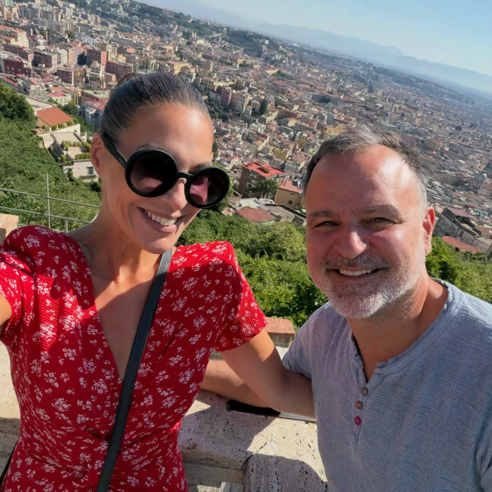 Rahlo spremenjena Eva Irgl je utrujena po neizvolitvi v Državni zbor od&scaron;la na dalj&scaron;i dopust. Na sliki sta s partnerjem Davorjem Božičem v Neaplju. 