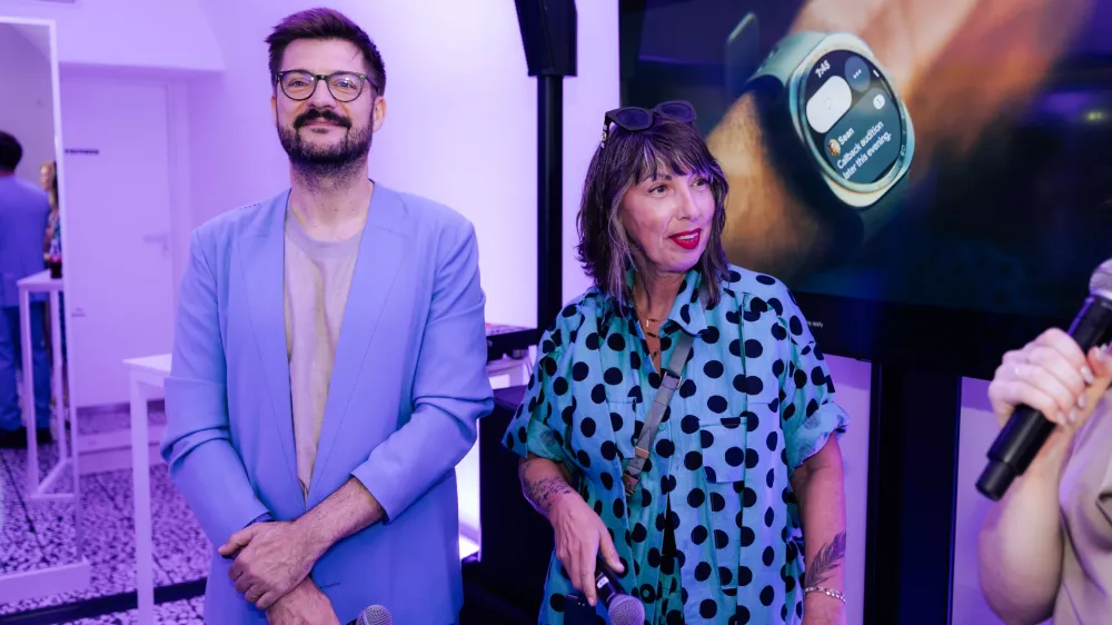 Melinda Rebrek, izvr&scaron;na producentka LJFW.Kot dodaja, želimo ustvarjati vsebine in zgodbe, ki bodo živele tudi zunaj osrednjega programa LJFW: &raquo;Prav v tem vidimo največjo vrednost ponovnega sodelovanja: v več kreativnosti, več povezovanja in dolgoročnej&scaron;ih učinkih.&laquo;Del raz&scaron;irjenega partnerstva z blagovno znamko so tudi nove kreacije oblikovalca Lana Krebsa,