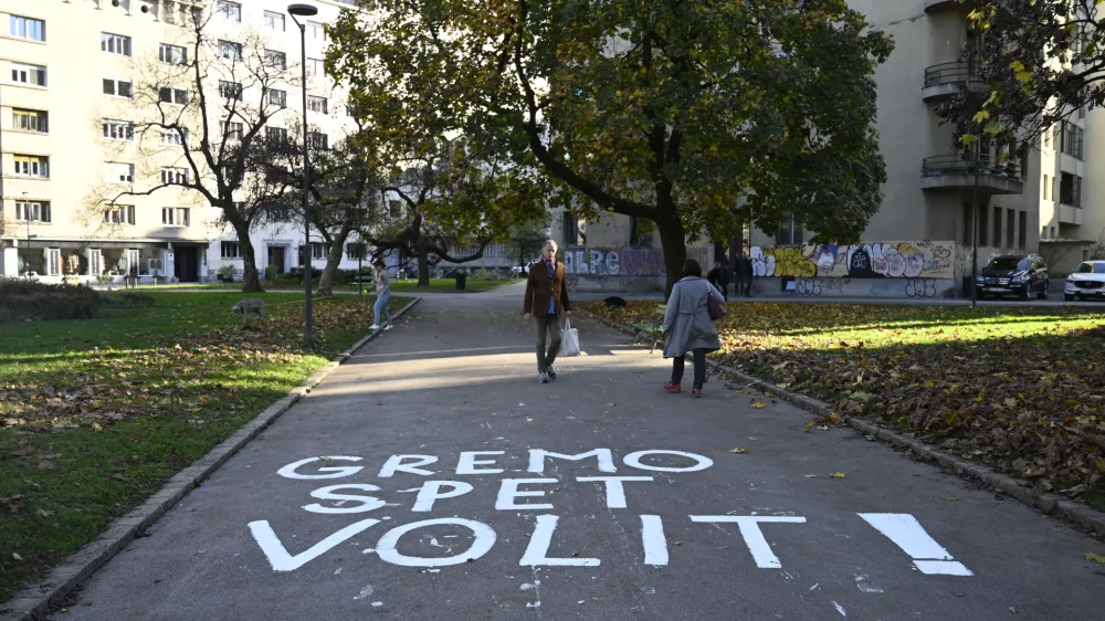  - simbolična fotografija - - 08.11.2022 &ndash; Predsedni&scaron;ke in lokalne volitve 2022 - napis na cesti Gremo spet volit. //FOTO: Nik Erik Neubauer / Foto: Nik Erik Neubauer