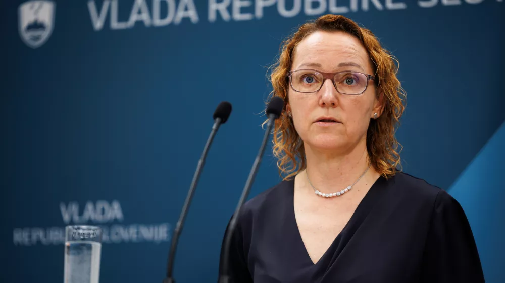 Ljubljana, vlada.Izjava za javnost ministrice za demografijo, druzino in socialne zadeve Mateje Ribic v zvezi s poslovanjem ministrstva.Ministrica Mateja Ribic.