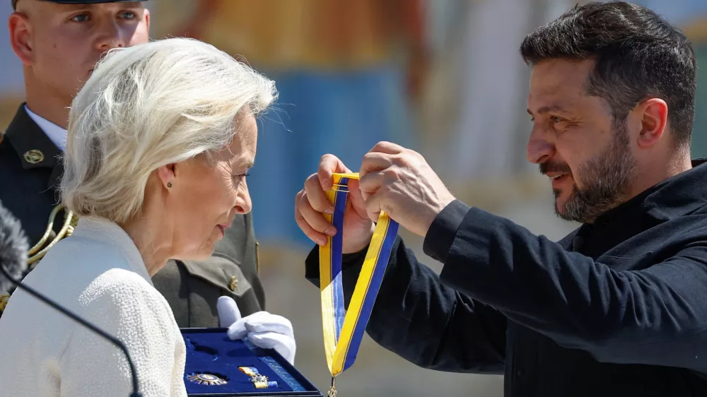 Ukraine's President Volodymyr Zelenskiy awards European Commission President Ursula von der Leyen with The Order of Europe during marking the Day of Ukrainian Statehood in front of St. Michael's Cathedral, amid Russia's attack on Ukraine, in Kyiv, Ukraine July 15, 2026. REUTERS/Valentyn Ogirenko