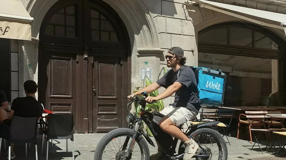 Legalna vožnja skozi pravno luknjo: Ne poganjajo pedalov, a vozijo po kolesarskih stezah