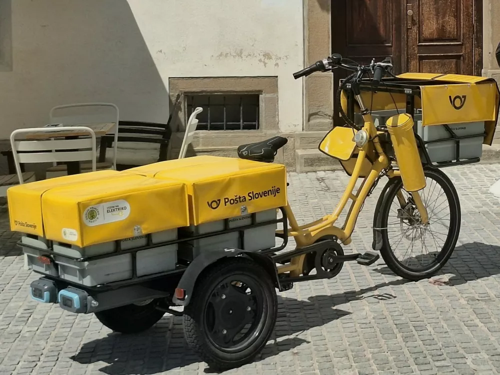 Legalna vožnja skozi pravno luknjo: Ne poganjajo pedalov, a vozijo po kolesarskih stezah