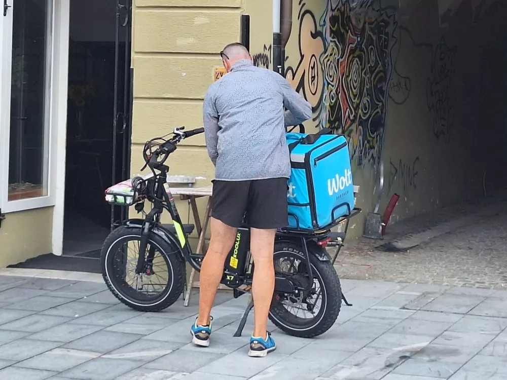 Legalna vožnja skozi pravno luknjo: Ne poganjajo pedalov, a vozijo po kolesarskih stezah
