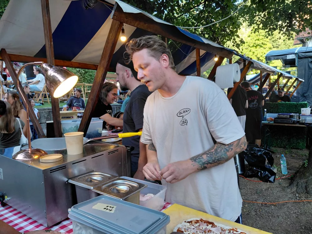 Predvsem med mladimi so &scaron;le pince tokrat zelo v promet. Foto: Vesna Levičnik